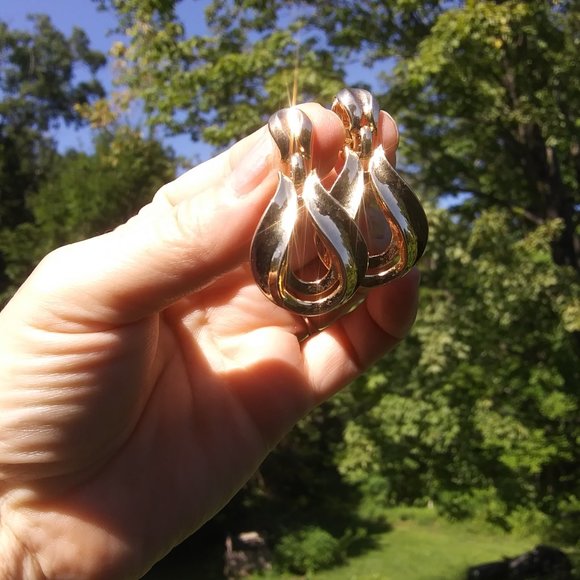 Vintage Crown Trifari gold tone clip dangle earrings - Picture 6 of 16